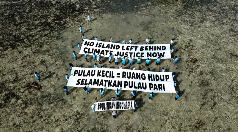 Walhi dan Warga Pulau Pari Tanam 7.000 Mangrove