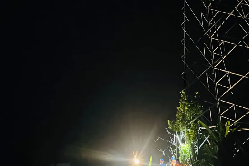 Petugas PLN sedang melakukan perbaikan jaringan 