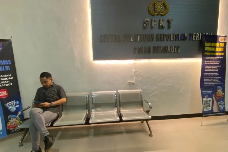 wartawan media daring lokal saat menyampaikan laporan di Mapolda Bengkulu 