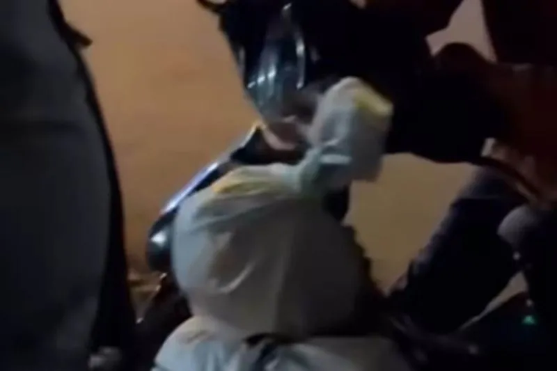 Petugas menangkap warga yang berpakaian seperti pocong di Kediri