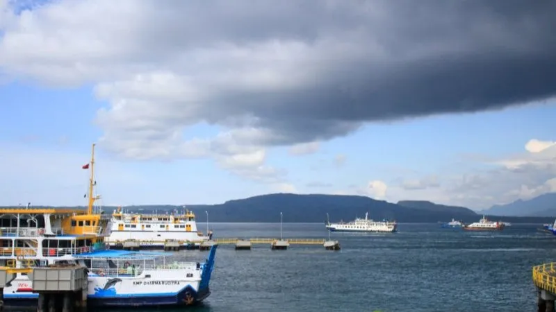 Aktivitas kapal feri di penyeberangan lintasan Ketapang-Gilimanuk