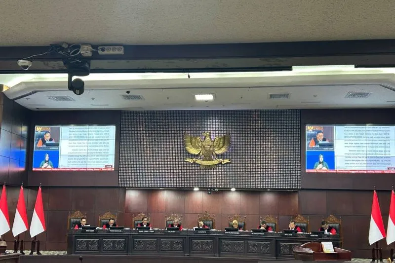 Sembilan Hakim Konstitusi menggelar sidang pengucapan putusan 