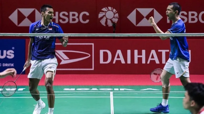 Pebulu tangkis ganda putra Indonesia Fajar Alfian (kiri) dan Muhammad Shohibul Fikri 