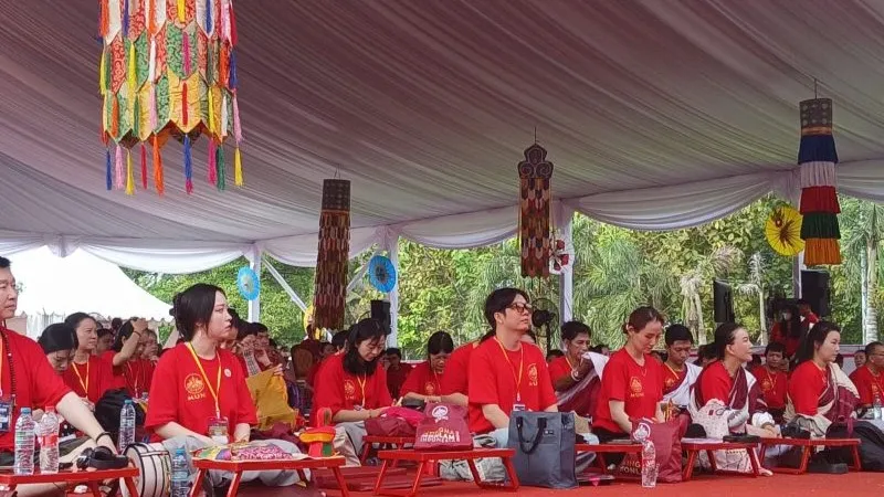 Para umat Buddha Nyingma Monlam Chenmo Indonesia 