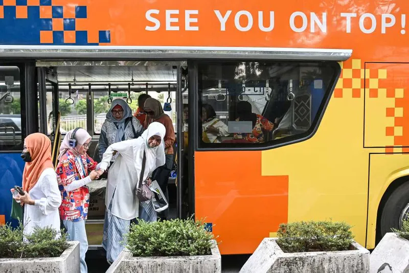 antarafoto-transjakarta-ajak-lansia-naik-bus-tingkat-keliling-jakarta-1779972255