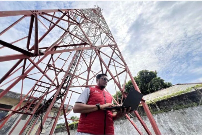 memperbaiki jaringan telekomunikasi di Sumatra Selatan (