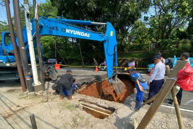 Jalanan yang ambles di Jalan Lenteng Agung Raya