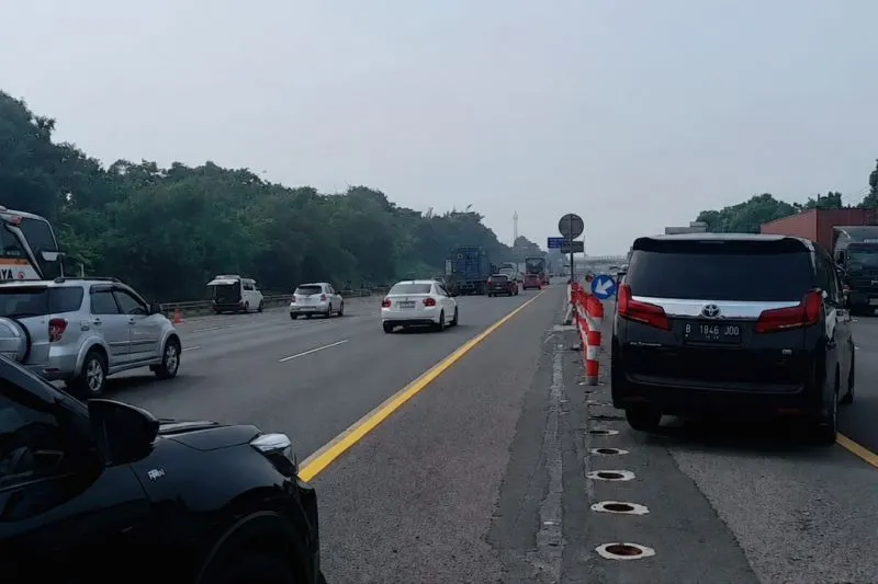 Contraflow di jalan Tol Jakarta-Cikampek