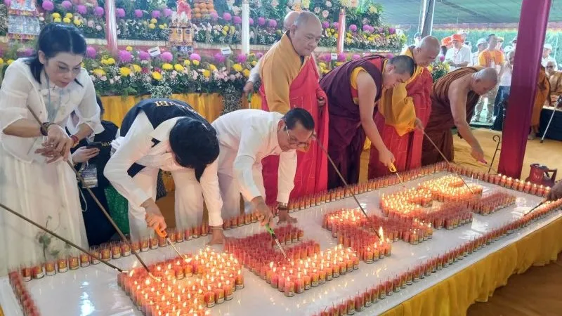 Umat Buddha menyalakan pelita perdamaian 