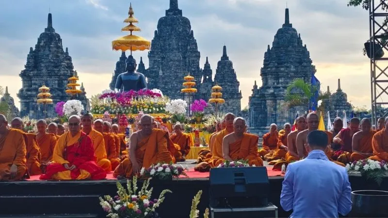 detik-detik Waisak di Candi Sewu, Kabupaten Klaten
