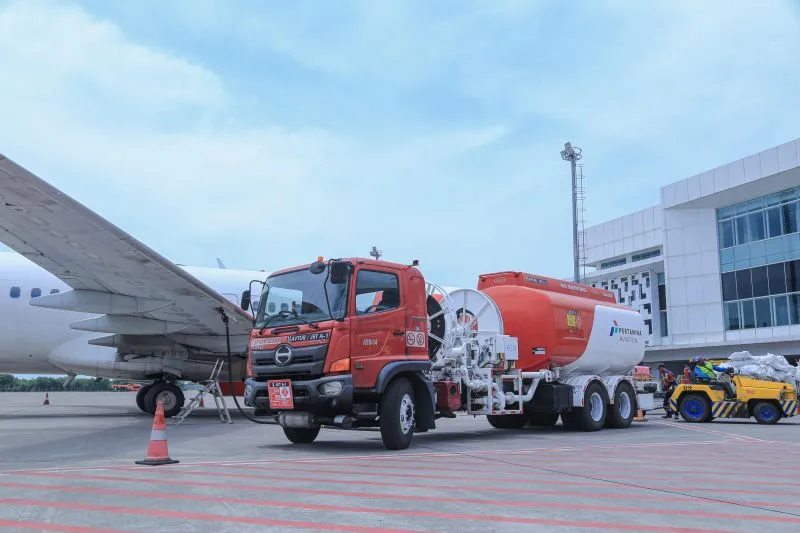 Mobil tangki PT Pertamina Patra Niaga mengisi bahan bakar avtur 
