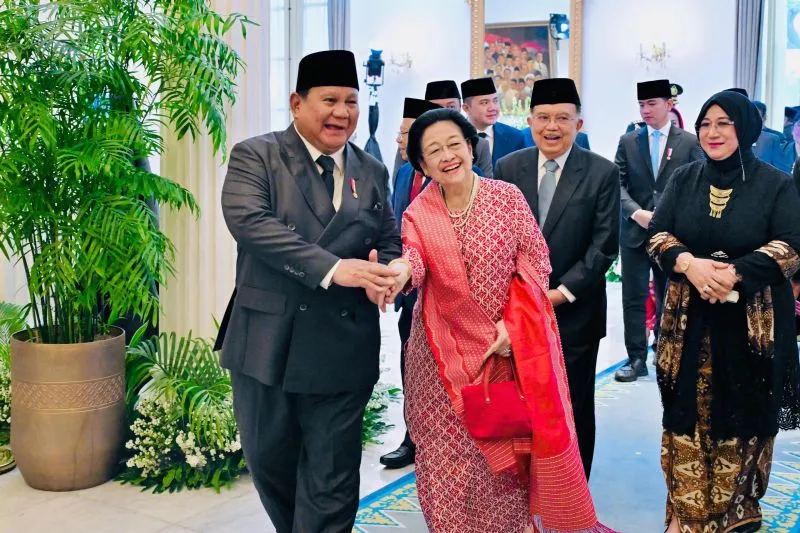 Presiden Prabowo Subianto (kiri) dan Presiden RI ke-5 Megawati Soekarnoputri