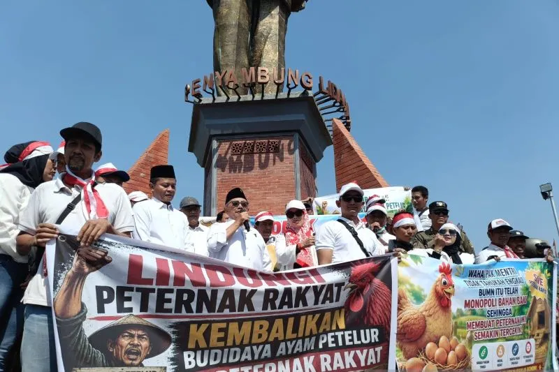 Para peternak ayam skala mikro saat melakukan aksi unjuk rasa 