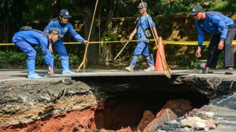 perbaikan jalan amblas di Jalan Raya Lenteng Agung