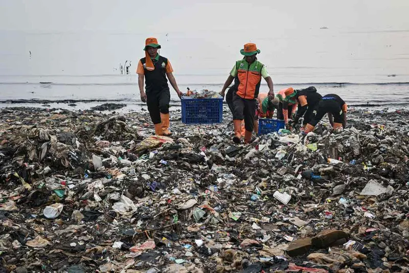 antarafoto-pengangkutan-sampah-di-sedimentasi-laut-jakarta-1780469795-1