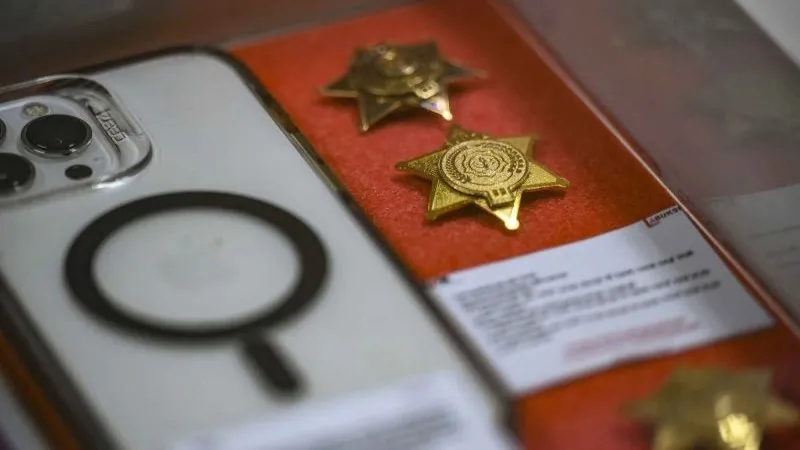 Pin emas dan gawai hasil rampasan KPK 