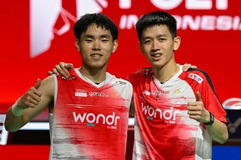 Pebulu tangkis ganda putra Indonesia Nikolaus Joaquin (bawah) dan Raymond Indra