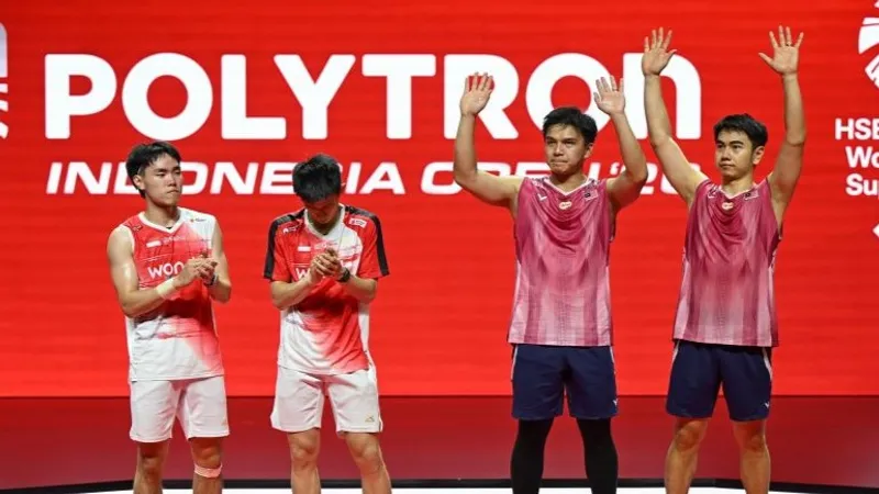ganda putra Indonesia Raymond Indra (kedua kiri), Nikolaus Joaquin Pebulu tangkis ganda putra Indonesia Raymond Indra (kedua kiri), Nikolaus Joaquin (kiri) dan ganda putra Malaysia Goh Sze Fei (kanan), Nur Izzuddin (kedua kanan) saat penyerahan piala usai final Polytron Indonesia Open 2026 di Istora Senayan, Jakarta, Minggu (7/6/2026). Indra/Joaquin menjadi runner up usai kalah rubber gim 21-13, 18-21 dan 10-21. ANTARA FOTO/Fauzan/bar