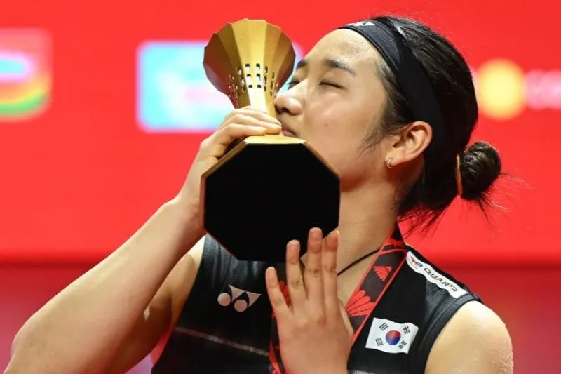 Pebulu tangkis tunggal putri Korea Selatan An Se Young Pebulu tangkis tunggal putri Korea Selatan An Se Young mencium piala usai menang atas tunggal putri Jepang Akane Yamaguchi pada final Polytron Indonesia Open 2026 di Istora Senayan, Jakarta, Minggu (7/6/2026). An Se Young menjadi juara Indonesia Open 2026 usai menang dua gim 23-21 dan 21-12. ANTARA FOTO/Fauzan/bar