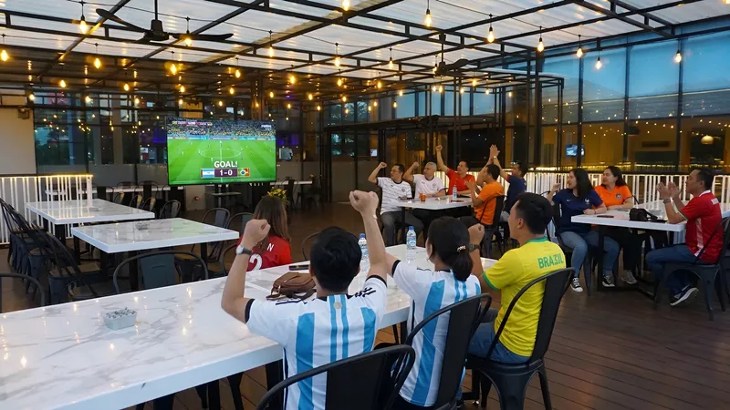 Suasana Nobar di teras Rustik (1)