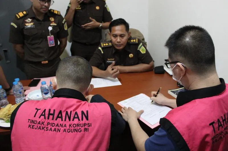 Tim penyidik Jampidsus Kejaksaan Agung menyerahkan 11 tersangka kasus cpo