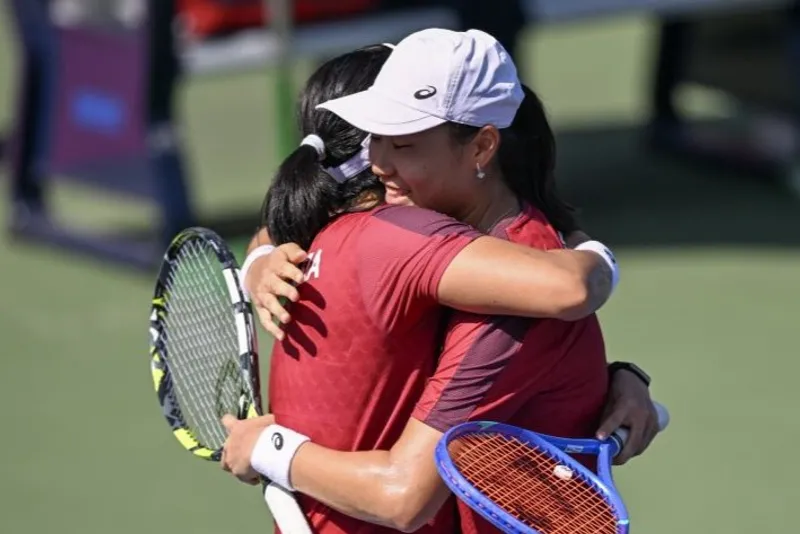Petenis ganda putri Indonesia Janice Tjen (kanan) memeluk rekannya Aldila Sutjiadi 
