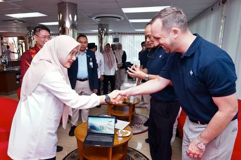 Bupati Banyuwangi Ipuk Fiestiandani saat menerima kunjungan CEO Santai Seaplane Asia