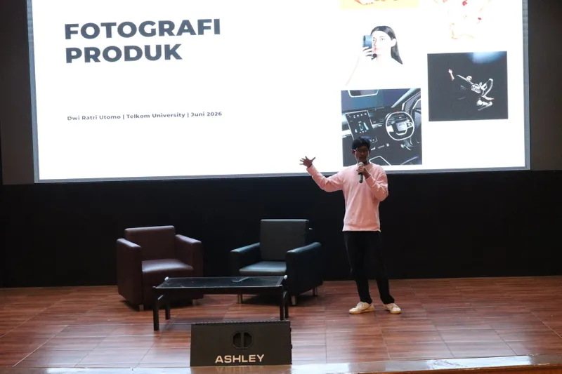  Pemaparan materi mengenai "Fotografi Produk" oleh Dwi Ratri Utomo. IVOOX.ID/Panitia IKOM  Project Showcase 2026