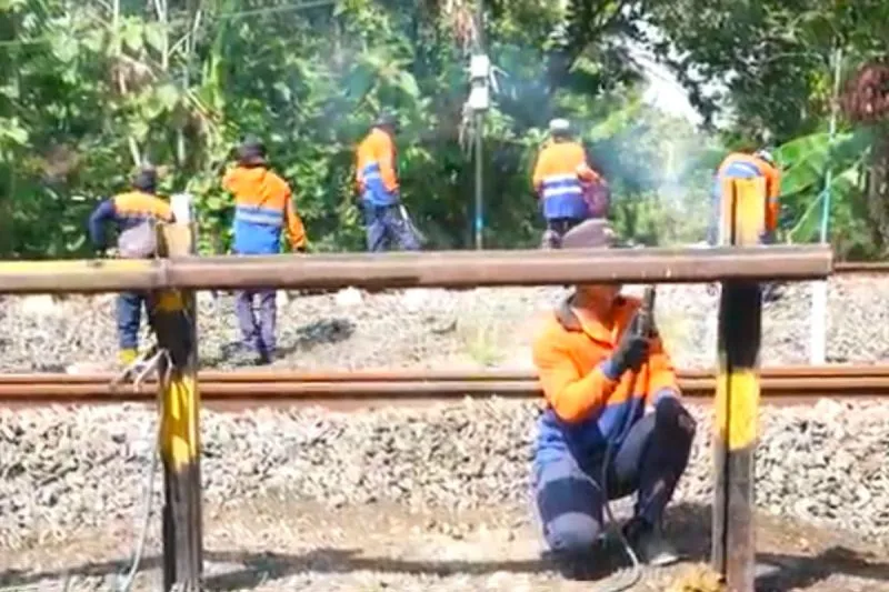 Petugas KAI melakukan penutupan perlintasan sebidang