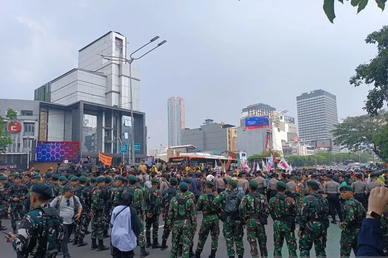 Petugas melakukan blokade massa aksi yang akan memasuki kawasan Bundaran HI