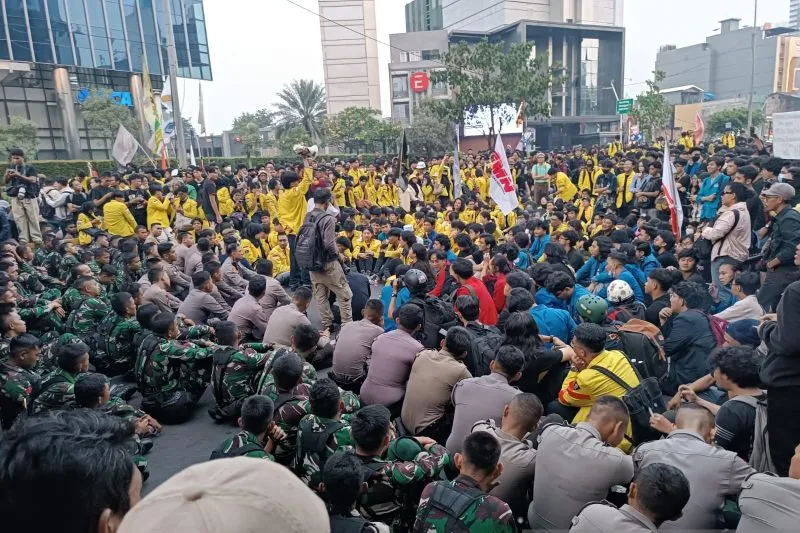 Massa aksi unjuk rasa yang terdiri dari mahasiswa berbagai kampus