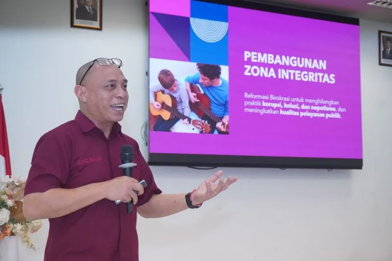 Kepada Bidang Humas Unhas Ishaq Rahman. 