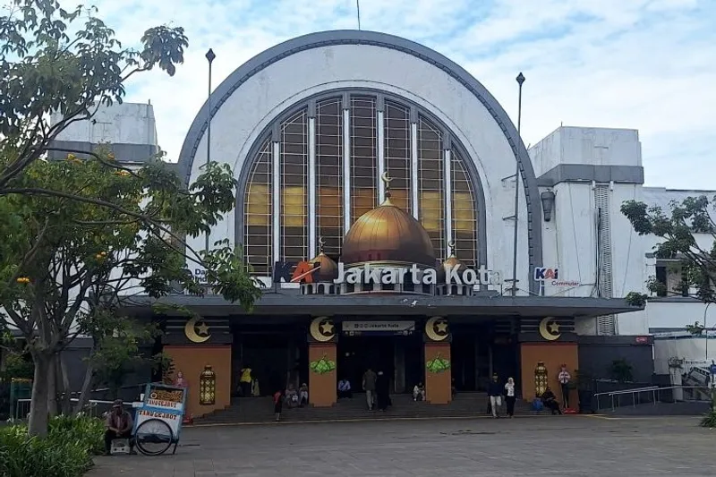 Suasana Stasiun Kota Tua, Jakarta 