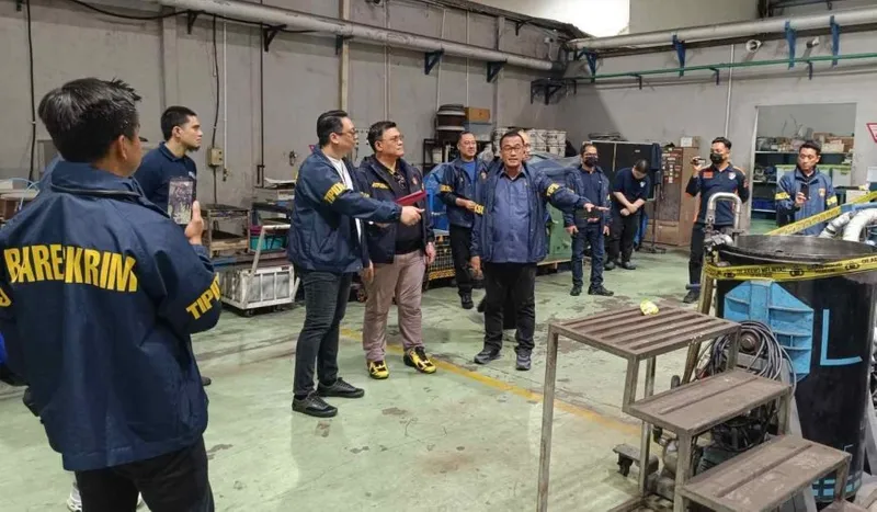 menyita bangunan pabrik dan kantor PT Simba Jaya Utama 
