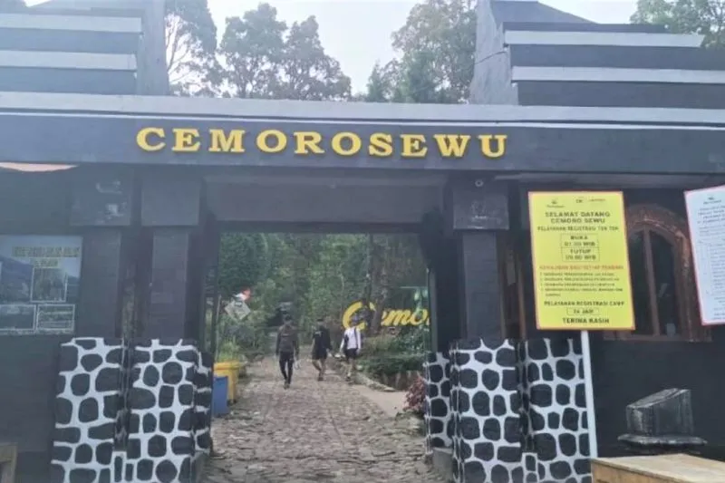 pendaki bersiap mendaki Gunung Lawu 