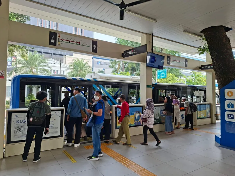 Illustrasi pengguna transportasi umum
