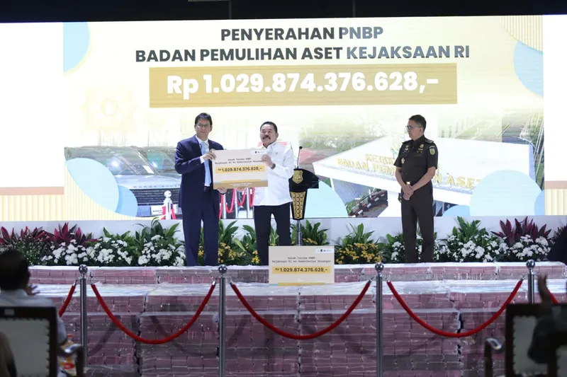 menyerahkan Penerimaan Negara Bukan Pajak (PNBP) hasil penjualan barang rampasan negara