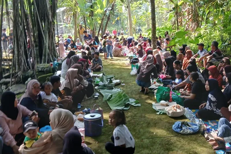upacara tahunan Bersih Punden Sumur Blandung Para ibu menyiapkan berbagai makanan pada upacara tahunan Bersih Punden Sumur Blandung, di Dusun Ngabean, Desa Tegowanuh, Kaloran, Kabupaten Temanggung, Selasa (16/6/2026). ANTARA/HO - Anis Efizudin