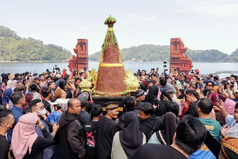 prosesi larungan buceng di Telaga Ngebel