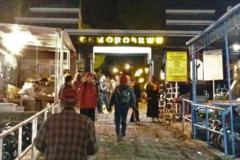 Sejumlah pendaki mendaki Gunung Lawu 