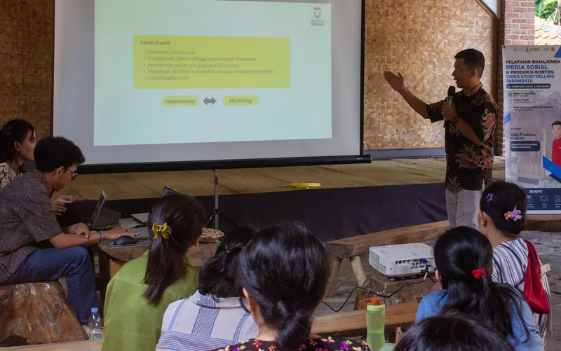 Narasumber memaparkan materi pelatihan pengelolaan media sosial kampung adat Cireundeu. IVOOX.ID/dokumentasi