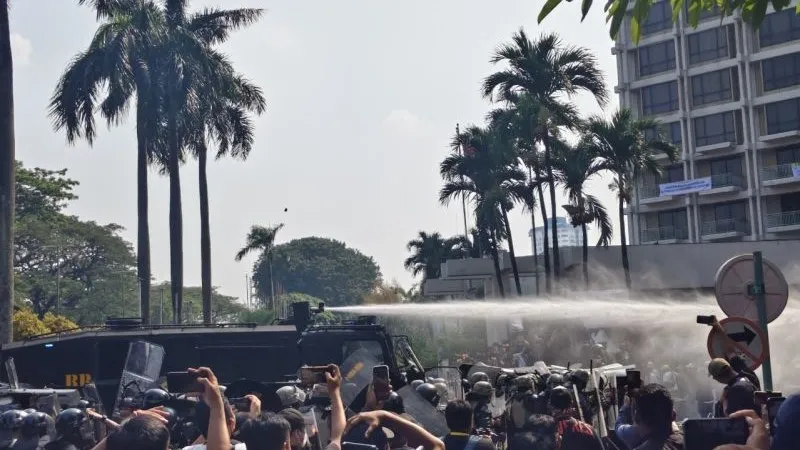 pendemo yang menolak eksekusi eks Hotel Sultan 