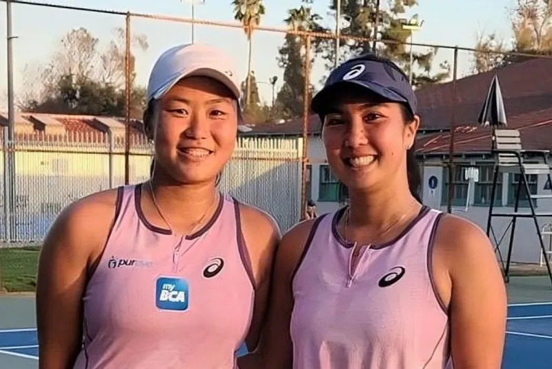 Petenis putri Indonesia Aldila Sutjiadi (kanan) bersama Janice Tjen (kiri)