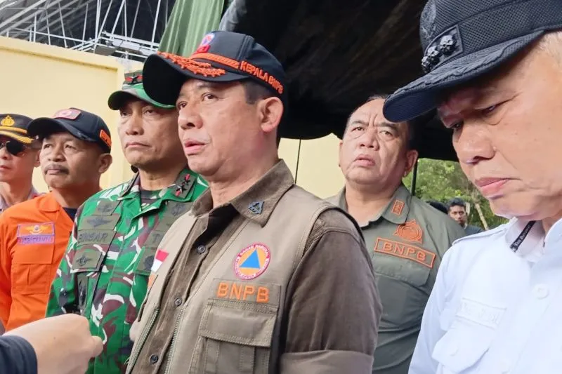 Kepala BNPB Suharyanto didampingi Bupati Sigi Moh Rizal Intjenae (kanan) saat ditemui awak media di Nokilalaki, Kabupaten Sigi usai kunjungan ke tenda pengungsian korban bencana gempa bumi, Jumat (19/6/2026). ANTARA/Moh Salam