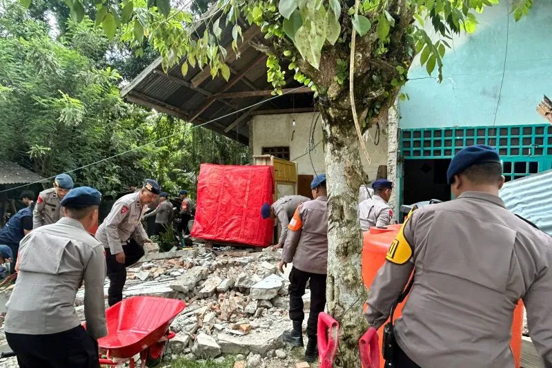 Brimob Polda Sulawesi Tengah (Sulteng) membantu membersihkan puing-puing rumah warga korban gempa 