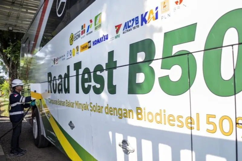 Petugas mengisi bahan bakar biodiesel 50 persen (B50)