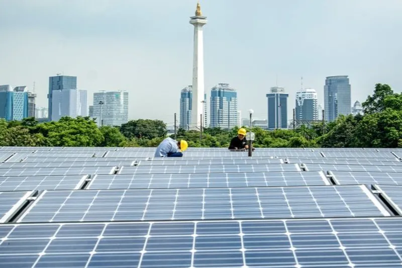 perawatan panel surya di Masjid Istiqlal