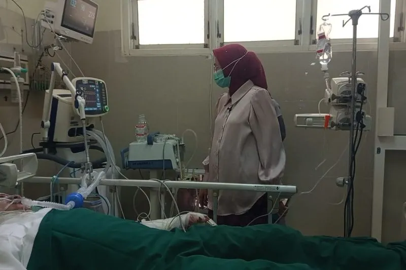 Bupati Lumajang Indah Amperawati menjenguk korban tertimbun awan panas guguran gunung semeru