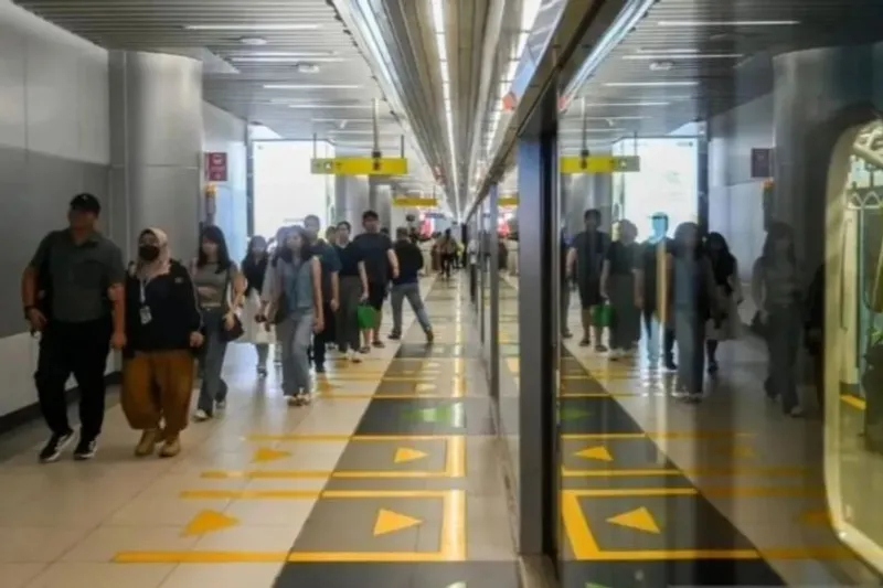 Penumpang berjalan setelah turun dari MRT Jakarta