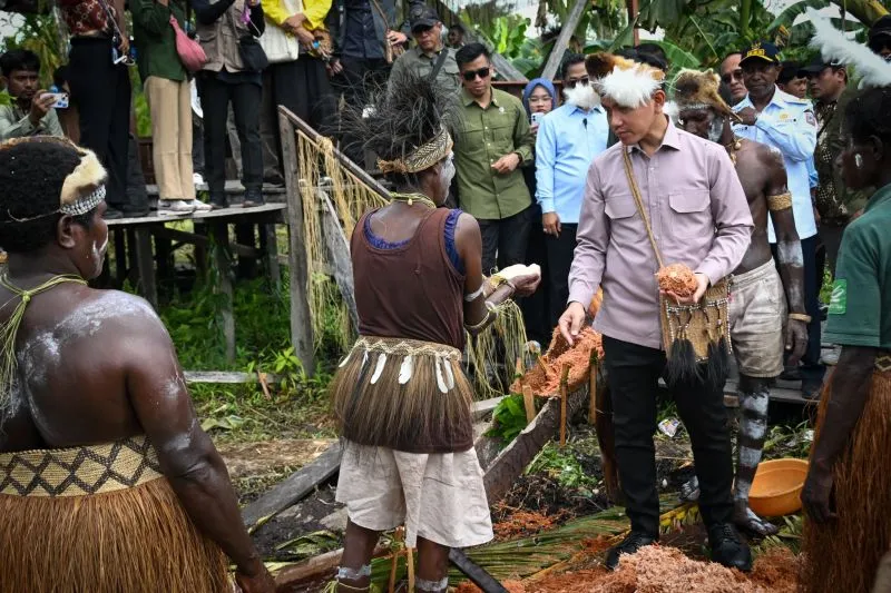 Wakil Presiden (Wapres) Gibran Rakabuming meninjau Sekolah Lapang Sagu Keuskupan Agats